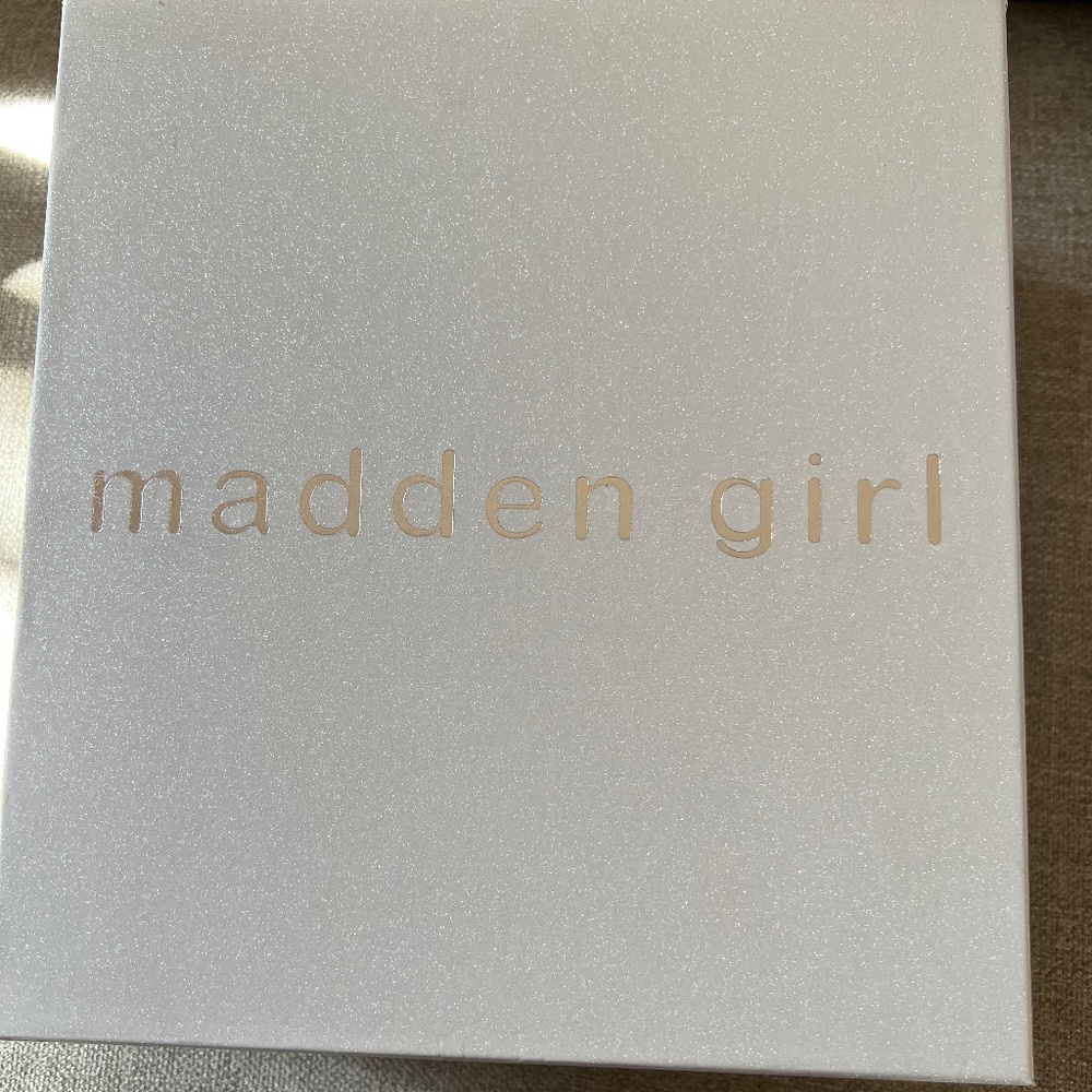 Madden Girl Pink Soft Scarf & Cable Knit Beanie Hat w Pearls Boxed Set Junior - Picture 3 of 5